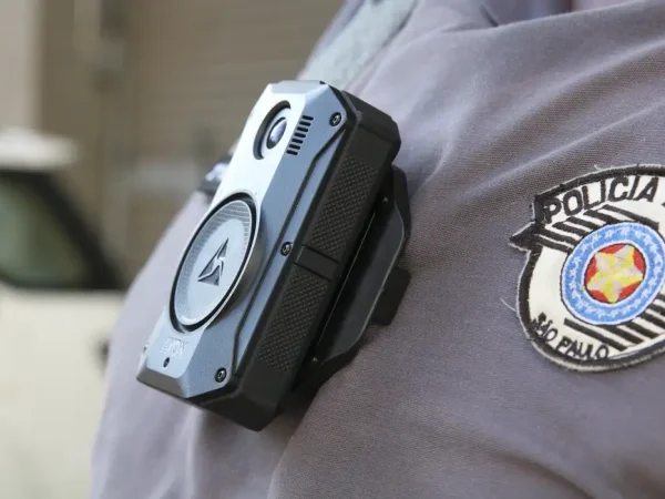 Uso de câmeras acopladas aos uniformes de policiais militares do estado de São Paulo para registro das suas ações, implementada em 18 unidades, ajudou a reduzir violência policial,trazendo resultados emblemáticos.
