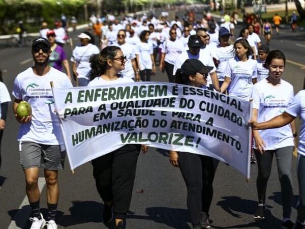 Brasília (DF), 21/05/2023 - Profissionais de enfermagem de Brasília participam da 1ª Caminhada da Enfermagem pela valorização profissional. Foto: Marcelo Camargo/Agência Brasil