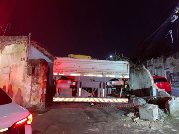 Caminhão invade oficina de carros em João Pessoa — Foto: Thay Alves/TV Cabo Branco