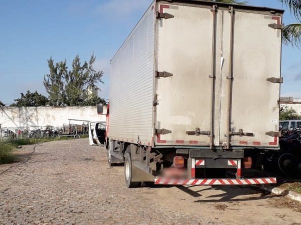 Caminhão-baú foi interceptado pelos criminosos quando transitava pela BR-304, no RN — Foto: Klênyo Galvão/Inter TV Cabugi