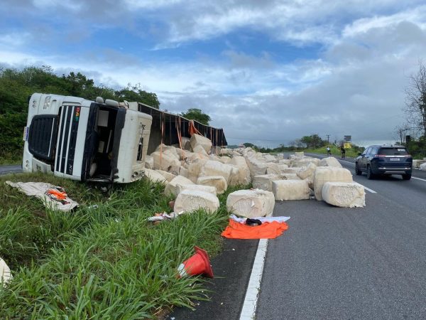 Caminhão tombou na BR-230 e fardos de algodão ficou espalhado na pista — Foto: Geraldo Jerônimo/TV Paraíba