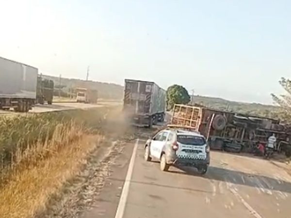Caminhão carregado de cana-de-açúcar tomba na BR-101, na Grande Natal — Foto: Reprodução
