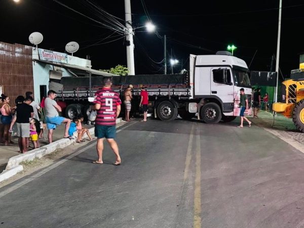 Caminhão atinge casa e comércio em Carnaúba dos Dantas, no RN — Foto: CPRE/Cedida