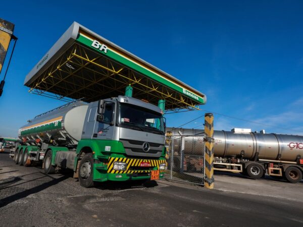 Caminhão-tanque em refinaria da Petrobras em Canoas (RS)