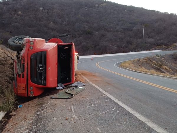 Tombamento causou vazamento de combustível na pista — Foto: Divulgação/PRF