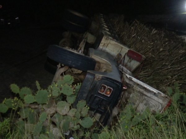 Ao tentar freiar para não cair no barranco, o caminhão acabou tombando. — Foto: Reprodução/TV Cabo Branco