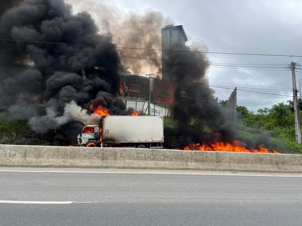 caminhaopegou-fogo Caminhão pegou fogo na BR-230 — Foto: Reprodução/TV Paraíba