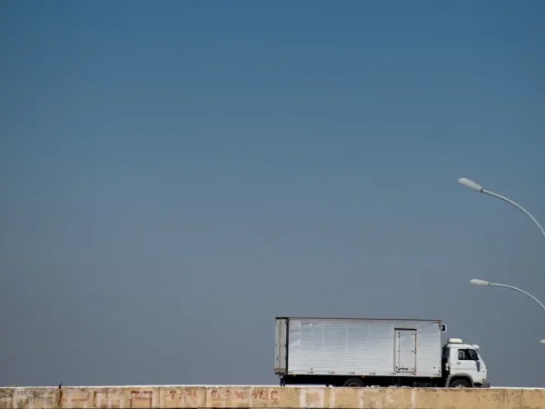 Caminhões trafegam pela BR-040