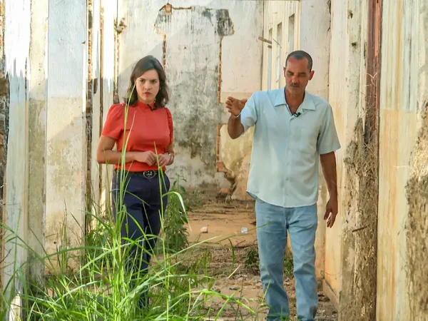 Brasília (DF) 27/01/2025 - Manuela Castro caminha com Edson do Nascimento, nas ruínas da antiga colônia de São Francisco de Assis, que fica na cidade de Bambuí
Frame TV BRasil