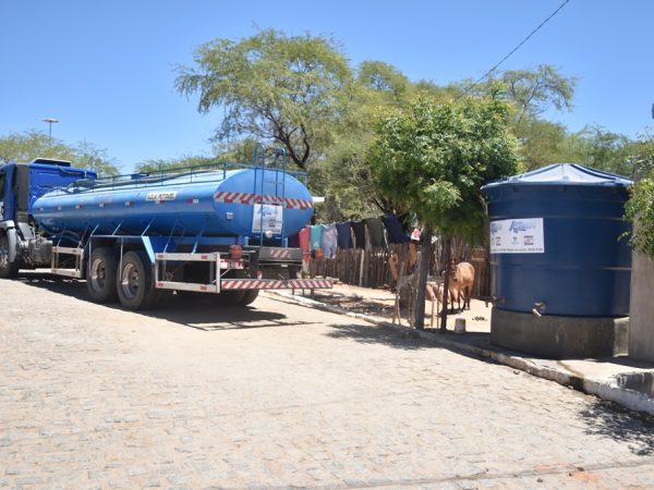 Através de 73 caminhões-pipa, a água será captada de mananciais das cidades de Apodi e Vera Cruz - Divulgação