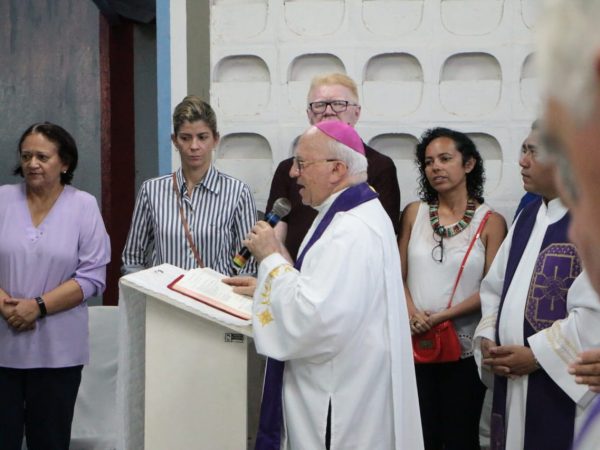 Fátima Bezerra participou do evento com missa celebrada pelo arcebispo de Natal Dom Jaime Vieira Rocha — Foto: Demis Roussos