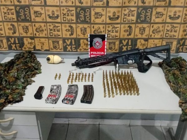 Material apreendido pela PM após tiroteio em Bayeux — Foto: Reprodução/TV Cabo Branco