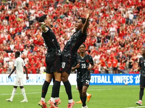 Jonathan David comemora o terceiro gol do Canadá com Stephen Eustáquio 
18 de junho de 2026 REUTERS/Agustin Marcarian
