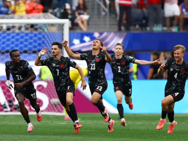 Stephen Eustaquio comemora com seus companheiros de equipe após marcar o gol da vitória do Canadá contra a África do Sul 
28 de junho de 2026
REUTERS/Matthew Childs