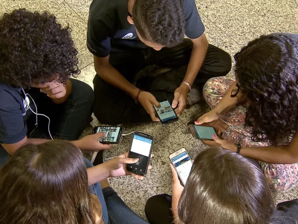 como vídeos e comentários postados na internet podem influenciar os interesses e comportamentos individuais
