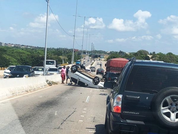 Acidente aconteceu no sentido Praia do Forte/Redinha, e deixou o trânsito lento no local. Não houve feridos. — Foto: Redes Sociais