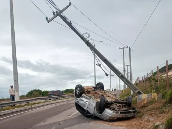 Motorista perde controle do carro, bate em poste e capota na Via Costeira em Natal — Foto: Cedida