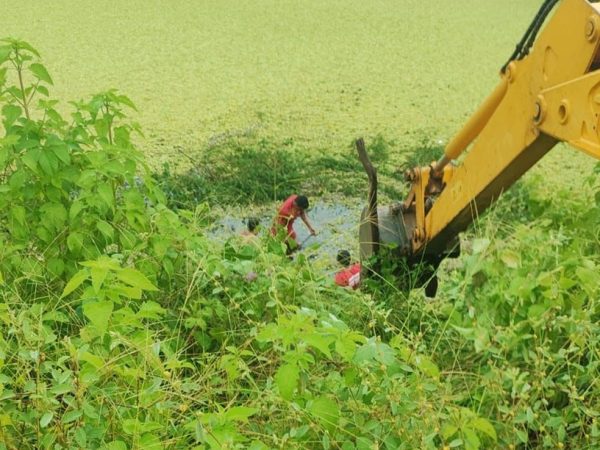 Bombeiros usam máquina para retirar carro com corpo de motorista de dentro de açude no interior do RN — Foto: Cedida