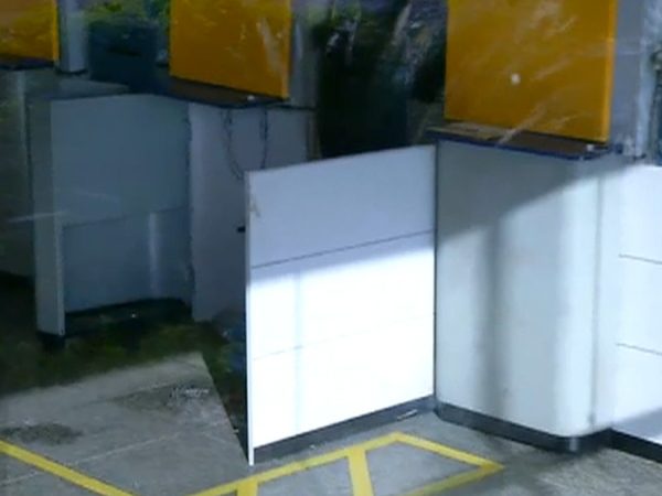 Com maçarico, bandidos arrombam caixa eletrônico em agência na Zona Sul de Natal (Foto: Inter TV Cabugi/Reprodução)