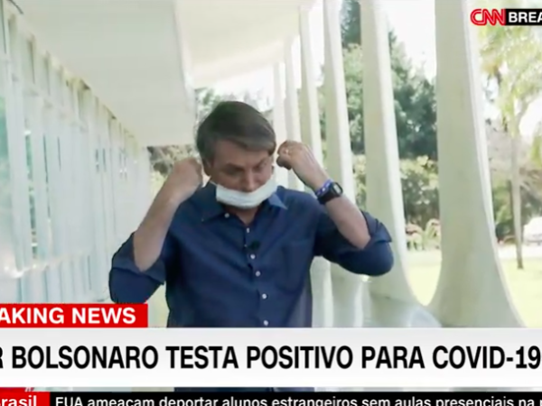 Bolsonaro se afastou dos repórteres que o entrevistavam e retirou a máscara para mostrar que estava se sentindo bem — Foto: CNN Brasil