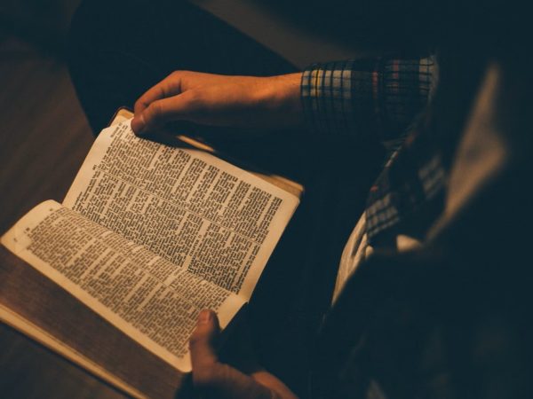Bíblia — Foto: Priscilla Du Preez via unsplash