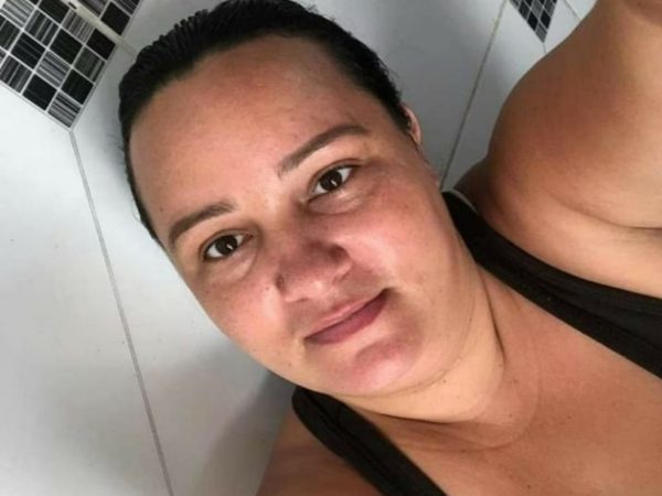 Mulher foi morta a tiros dentro de casa — Foto: Cedida