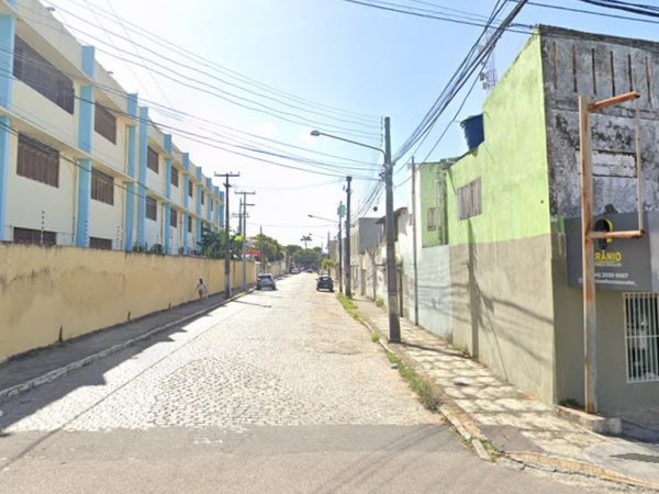 Rua onde ocorreu o assalto no bairro Alecrim, na Zona Leste de Natal — Foto: Divulgação/Google Street View