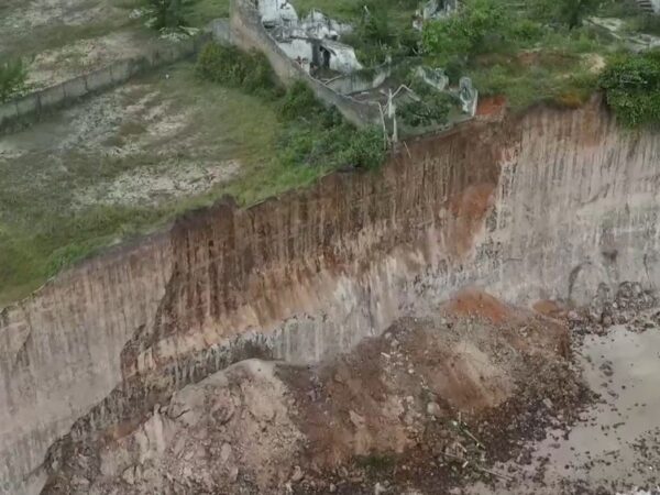 Queda de parte de falésia em Tabatinga aconteceu na terça-feira (26) — Foto: Reprodução/Inter TV Cabugi