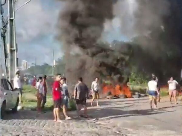 Moradores colocaram fogo em pneus e interditaram a Avenida Olavo Montenegro — Foto: Divulgação