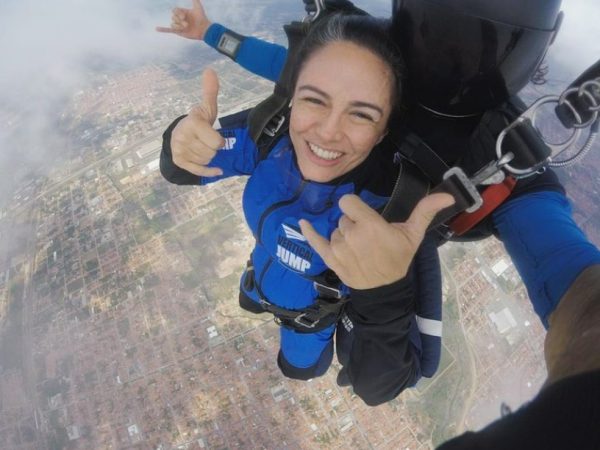 Fabiana em salto de paraquedas em Fortaleza — Foto: Redes sociais