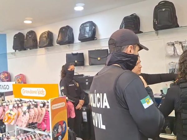 Operação cumpriu mandados em lojas de shoppings em Natal — Foto: Polícia Civil/Divulgação