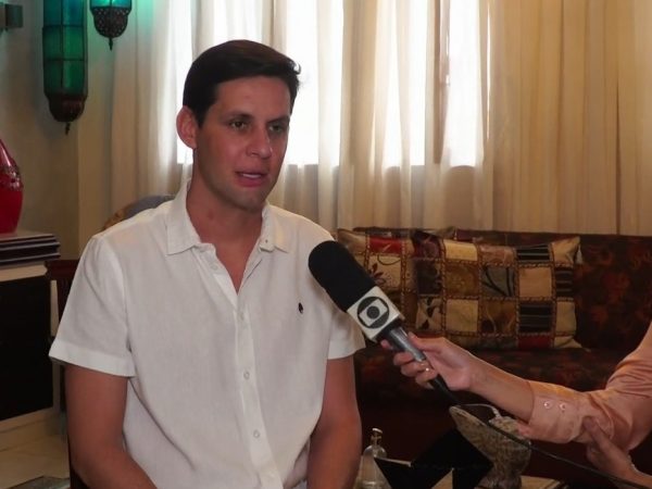 Rafael Motta, ex-deputado federal, concede entrevista após acidente com kitesurfe — Foto: Reprodução/Inter TV Cabugi