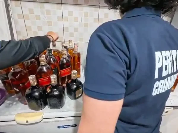 Rio de Janeiro - 05/10/2025 Policia do Rio apreende bebidas suspeitas na capital e Baixada. Foto:  Divulgação Polícia civil/RJ