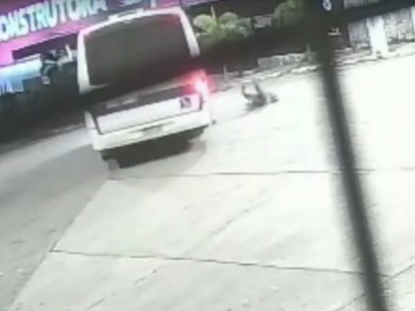 Jovem caiu de micro-ônibus, que estava com a porta aberta, em Natal — Foto: Reprodução