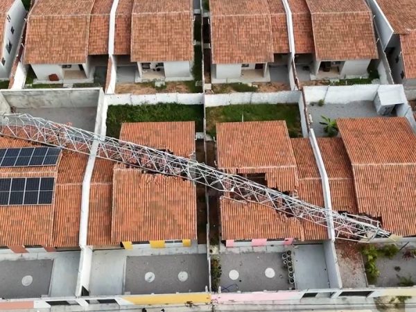 Torre cai sobre quatro casas em Extremoz — Foto: Kleber Teixeira/Inter TV Cabugi