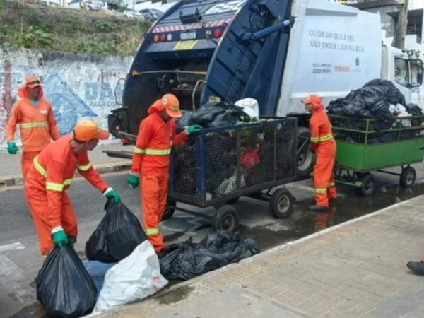 Coleta de lixo em Natal Urbana Caminhão garis — Foto: Urbana/Divulgação/ARQUIVO