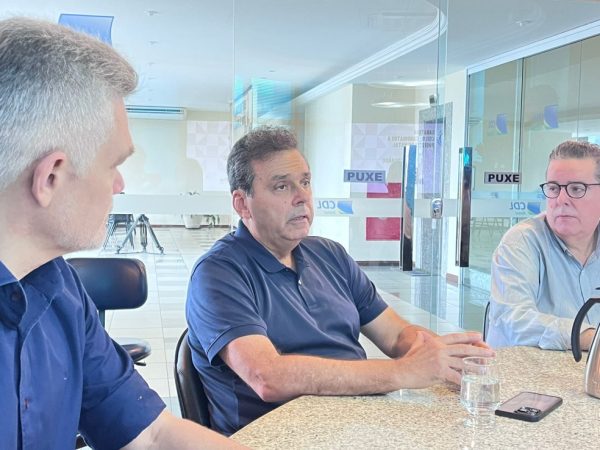 Carlos Eduardo (PSD) participa de sabatina na CDL Natal — Foto: Vini Marinho/Inter TV Cabugi