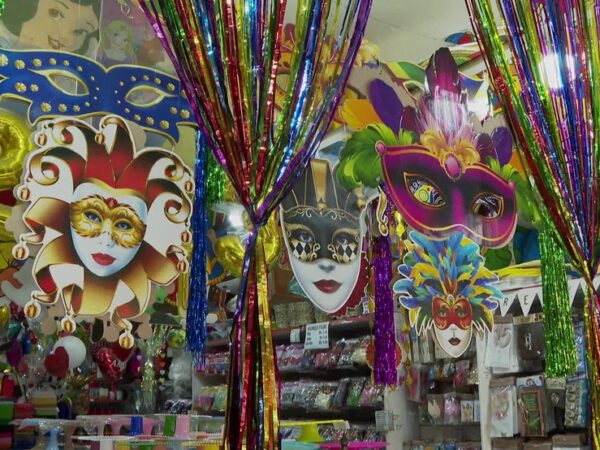 Comércio com adereços para o carnaval — Foto: Reprodução/TV Globo