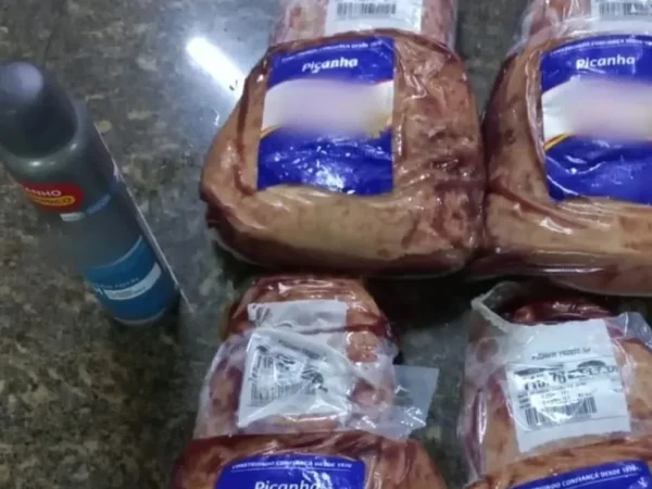 Peças de picanha e desodorante foram encontrados em mochila de suspeito de furto na Grande Natal — Foto: PM/Divulgação