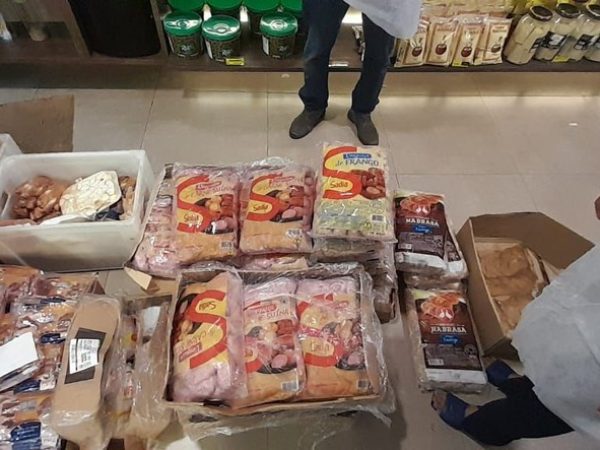 Peças de carne vencidas foram apreendidas em frigorífico no interior do RN — Foto: Cedida
