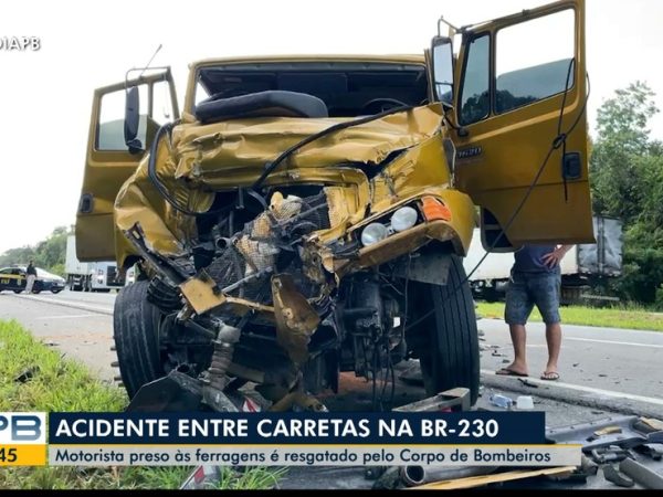 Carreta ficou destruída após colisão — Foto: TV Cabo Branco/Reprodução