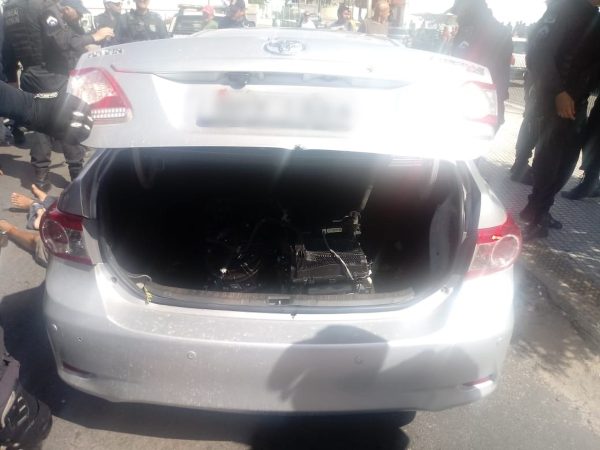 Carro roubado foi recuperado e trio preso — Foto: PMRN/Divulgação