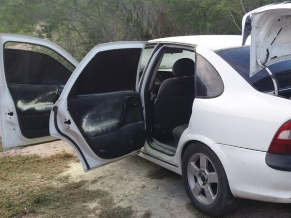 Carro, modelo Vectra, foi encontrado com as portas abertas. Na mala, que também estava aberta, estavam os dois corpos (Foto: Divulgação/PM)