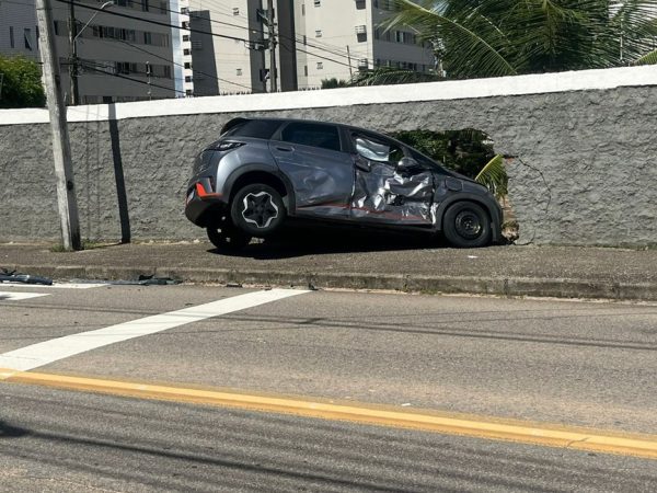 Carro bateu e derrubou parte de muro após ser atingido por caminhonete em Natal — Foto: Philipe Salvador/Inter TV Cabugi