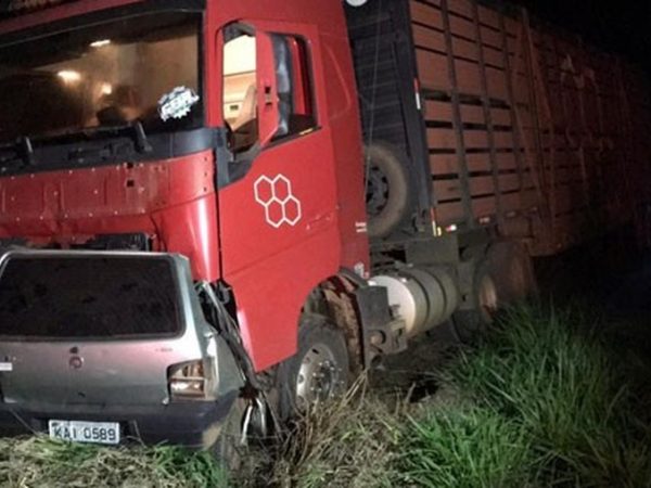 De acordo com a polícia, o motorista do caminhão afirmou que viu o carro se aproximando na contramão e que tentou evitar a batida — Foto: Polícia Rodoviária Federal de Mato Grosso/Divulgação