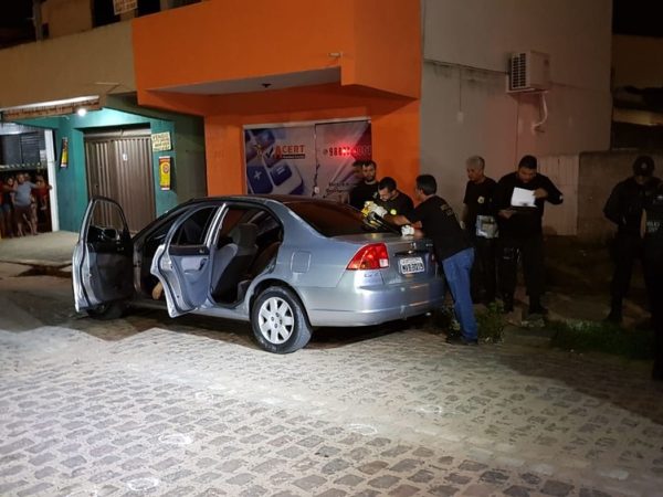 Detento dentro estava dentro de um carro com uma mulher e dois filhos dela na principal rua de Cajupiranga, em Parnamirim, na Grande Natal — Foto: Rafael Fernandes/Inter TV Cabugi