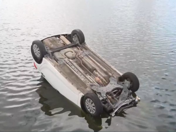 Mulher perde controle do carro e cai no Açude Velho, em Campina Grande — Foto: Reprodução/TV Cabo Branco
