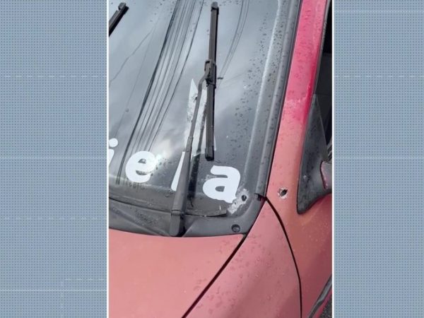 Carro apresentou problemas mecânicos e assaltantes se aproveitaram para realizar o assalto — Foto: TV Cabo Branco/Reprodução