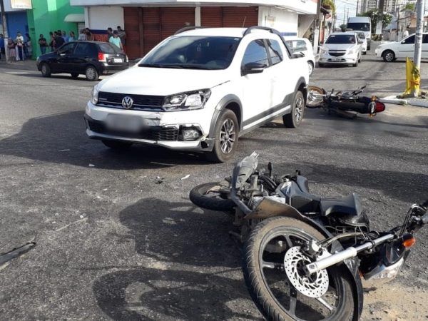 As duas motocicletas ficaram caídas após baterem em um carro — Foto: Julianne Barreto/Inter TV Cabugi