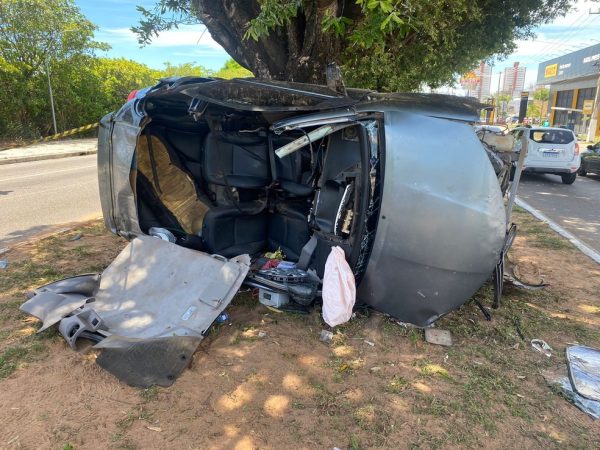 Carro capota em acidente registrado na Zona Sul de Natal — Foto: Pedro Trindade/Inter TV Cabugi